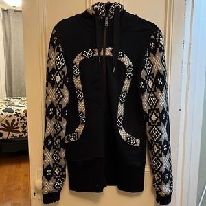 Lululemon Sweater, in great condition, hardly worn.